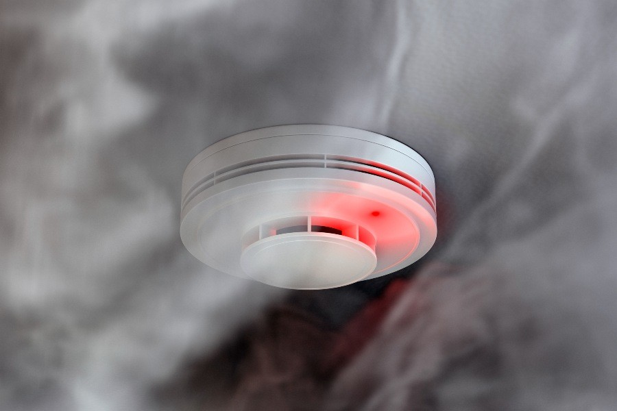 Rauchmelder, rot leuchtend, Alarm gebend - Wie funktioniert ein Rauchmelder?