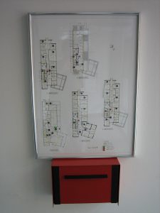 Ein Brandmeldetableau mit Feuerwehrlaufkarten
